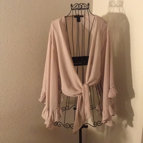 Forever 21 Tops - 💥3for$25💥Forever21 Ruffled Flowing Tie Front Top